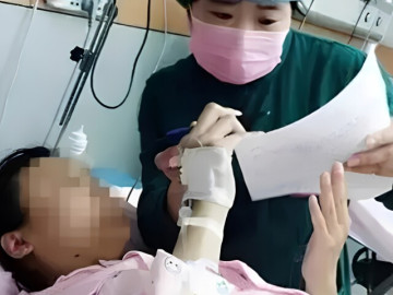 Mẹ bầu khiếm thính không chịu vào phòng sinh, lén đưa mẩu giấy ghi 6 chữ khiến bác sĩ rưng rưng