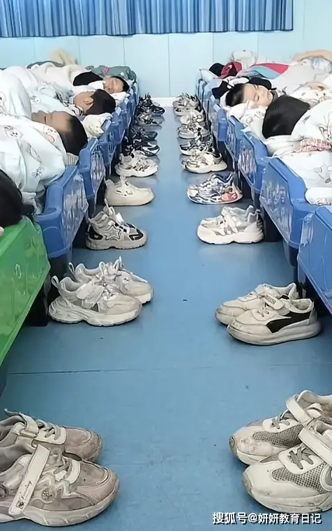 Hình ảnh ngủ trưa ở trường của học sinh tiểu học gây tranh cãi mạng xã hội vì một chi tiết gây chú ý - 1