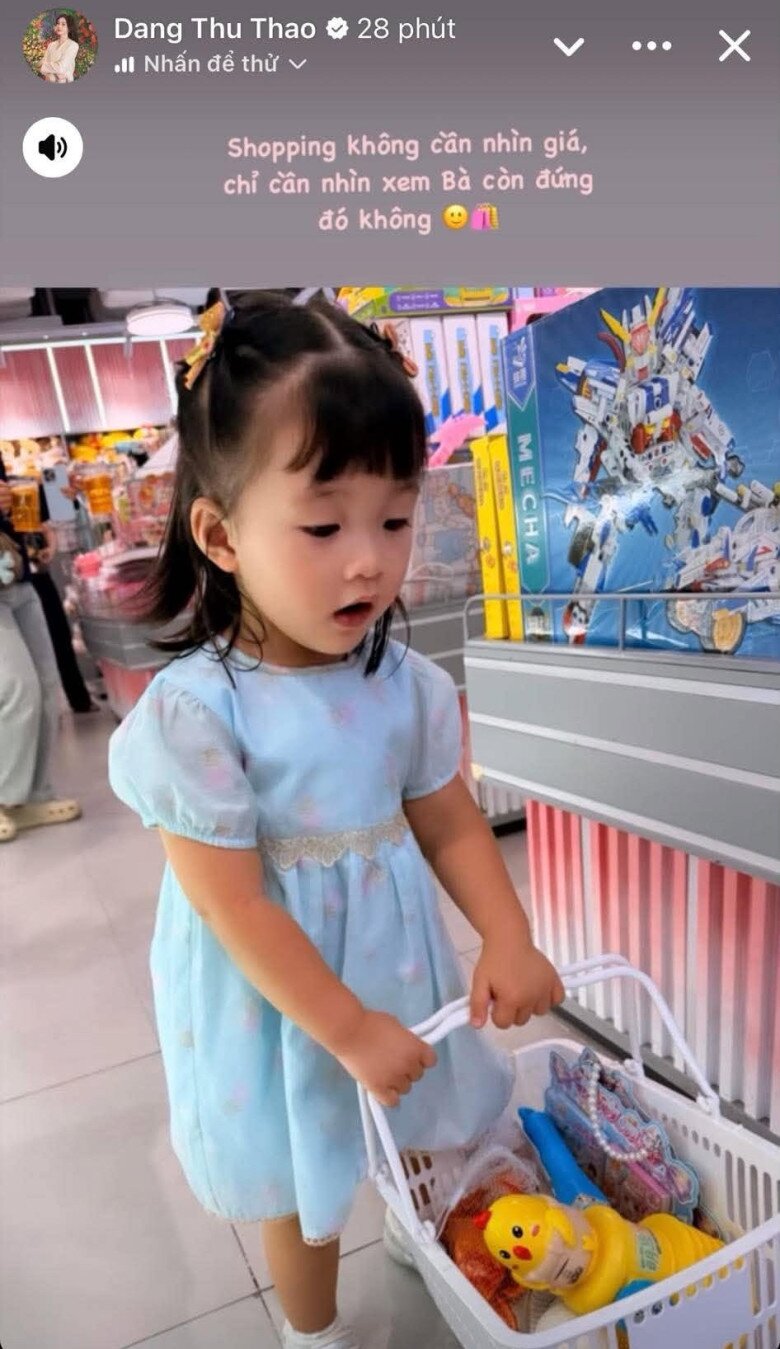 Con gái Thu Thảo càng lớn càng xinh yêu, duyên dáng đúng chuẩn tiểu thư nhà tài phiệt.