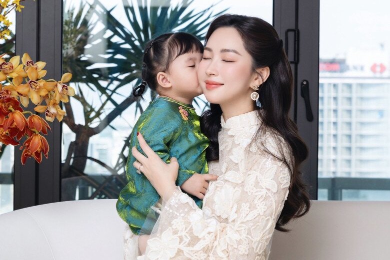 Lần hiếm hoi Hoa hậu Việt khoe ảnh chụp mặc áo dài cùng ái nữ nhân dịp Tết Nguyên đán 2026.