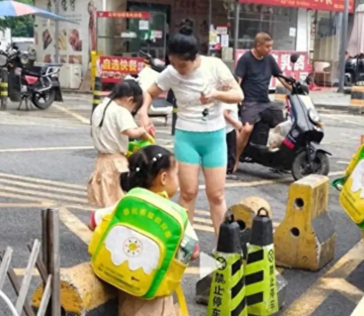 Bà mẹ mặc quần yoga bó sát đến trường đón con khiến phụ huynh amp;#34;nhức mắtamp;#34;, MXH tranh cãi - 1