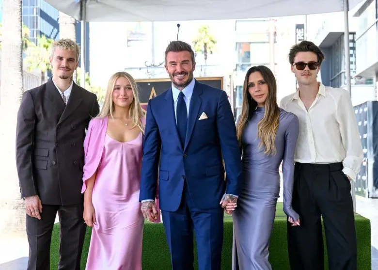 Harper Beckham cầu xin mẹ gọi điện cho nhà trường vì bị cấm trang điểm đi học, phản ứng của vợ David Beckham gây bất ngờ - 6