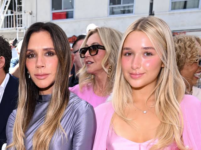 Harper Beckham cầu xin mẹ gọi điện cho nhà trường vì bị cấm trang điểm đi học, phản ứng của vợ David Beckham gây bất ngờ - 1