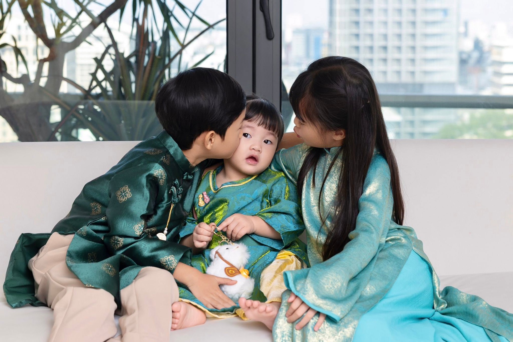 Vì là con út trong gia đình nên nhóc tỳ được bố mẹ và anh chị đặc biệt dành yêu thương.