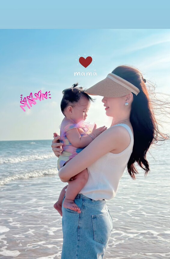 Em bé út chính là lý do khiến hot mom vẫn chưa quay trở lại nhiều với công việc.