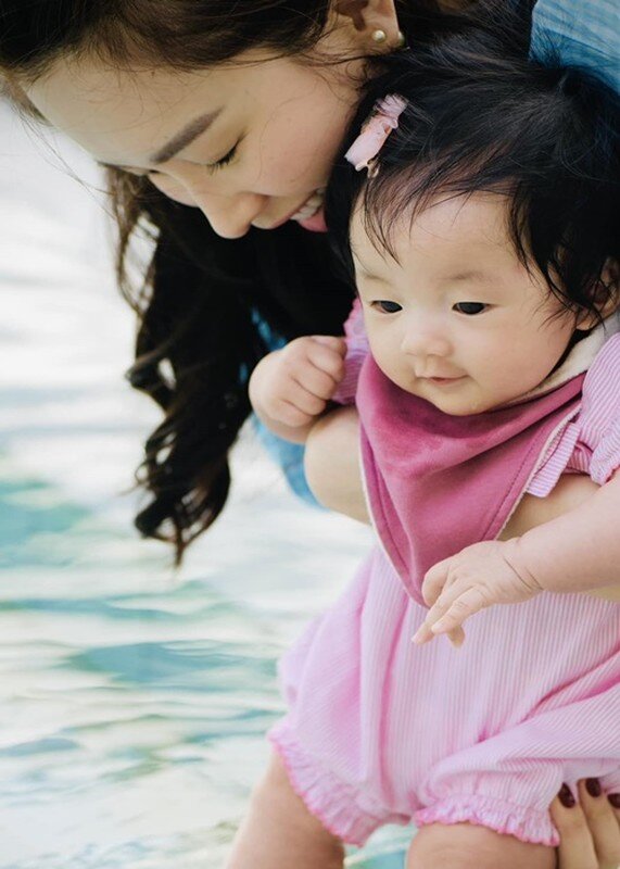 Cô bé có sống mũi cao, da trắng và một mái tóc rất dày.