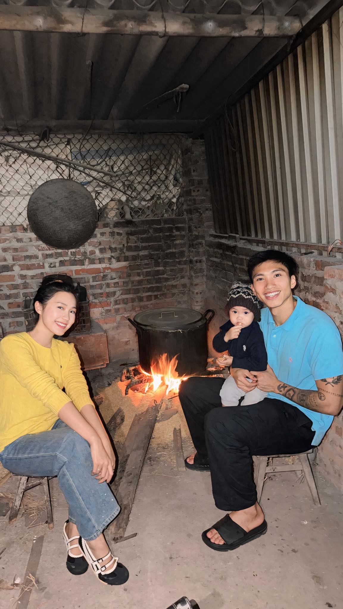 Bé gái xinh nức tiếng Hà Nội 19 tuổi là mỹ nhân Hoa hậu VN, đẻ con cùng cầu thủ 1m87 được tặng lâu đài 4 tầng - 15