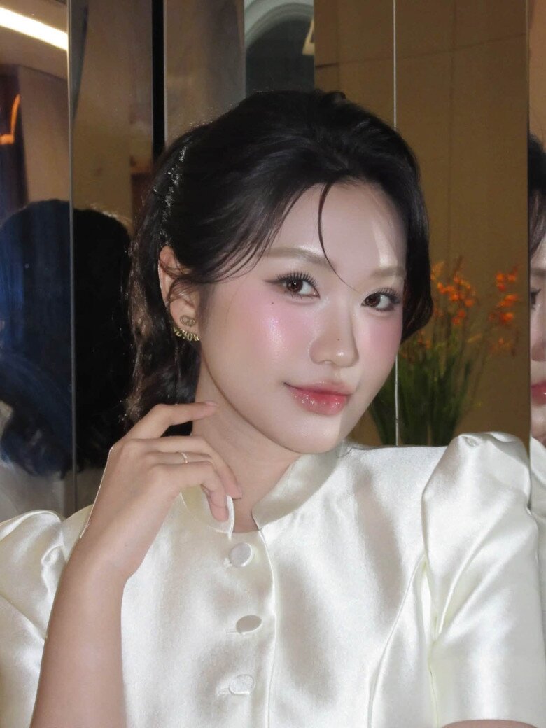 Bé gái xinh nức tiếng Hà Nội 19 tuổi là mỹ nhân Hoa hậu VN, đẻ con cùng cầu thủ 1m87 được tặng lâu đài 4 tầng - 7