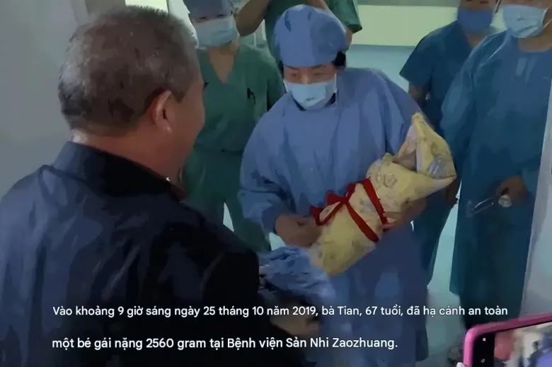 Bà lão U70 sinh thêm con gái, 5 năm sau vất vả vì biến cố ập tới, cuộc sống hiện tại mới bất ngờ - 2