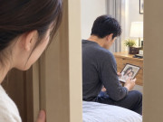 Yêu con - Chồng đòi ngủ riêng, nửa đêm nhìn thấy việc anh làm trong phòng ngủ, tôi chết lặng