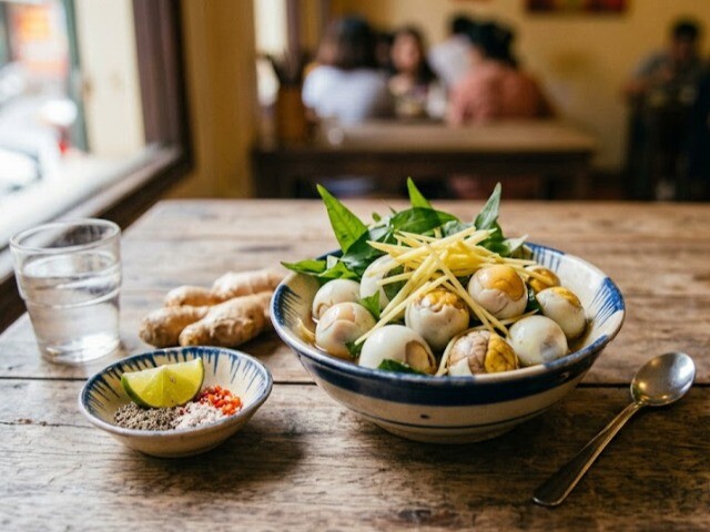 Sức khỏe - Trứng vịt lộn và trứng cút lộn loại nào tốt hơn, một quả trứng vịt bằng 10 quả trứng cút, vậy nên chọn loại nào?