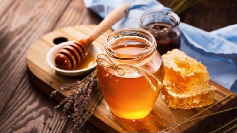 Mật ong có thể hỗ trợ giảm ho tự nhiên cho trẻ, nhưng không dùng với trẻ dưới 1 tuổi. Ảnh minh họa. 
