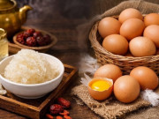 Sức khỏe - Tổ yến và trứng gà loại nào tốt hơn? Cách phân biệt tổ yến thật - giả cực đơn giản nhưng không phải ai cũng biết