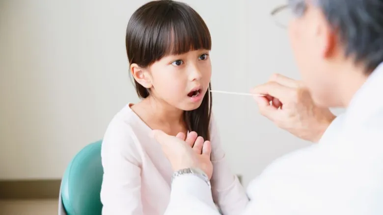 Viêm họng với triệu chứng nặng cần xét nghiệm để xác định nguyên nhân. Ảnh minh họa.