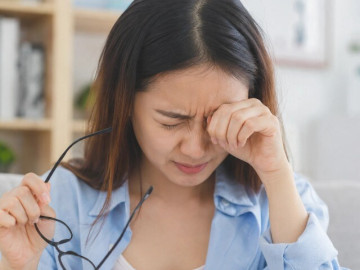 Người phụ nữ suýt bị mù vì thói quen cứ ngứa là dùng tay dụi mắt