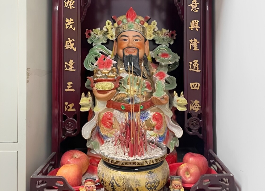 Bàn thờ Thần Tài nên được đặt ở vị trí trang trọng, sạch sẽ và hướng ra ngoài để đón nhận năng lượng thịnh vượng.