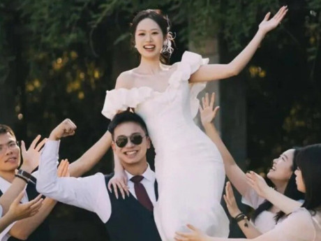 Cặp đôi cùng họ cùng tên làm đám cưới, khách ngỡ ghi nhầm thông tin