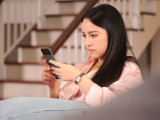Yêu - Em chồng đến chơi quên điện thoại, tôi nghe hộ em một cuộc gọi rồi điếng người vì phát hiện bí mật