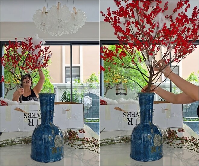 Bà xã nam diễn viên tỉ mỉ lựa chọn từng cành đào đông đỏ rực rỡ để cắm vào chiếc bình gốm hoạ tiết hoa xanh thanh lịch. Góc bếp sang trọng trở nên ấm cúng và rạng rỡ hơn nhờ bàn tay khéo léo của người phụ nữ trong gia đình.