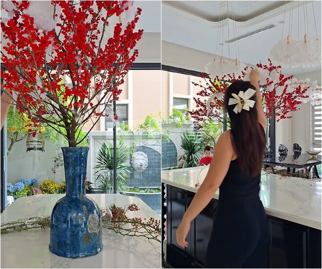 Phương Phạm say sưa hoàn thiện tác phẩm của mình trong không gian bếp hiện đại và ấm cúng. Phía sau là cửa kính lớn nhìn thẳng ra khoảng sân vườn xanh tươi và lồng chim của ông xã.