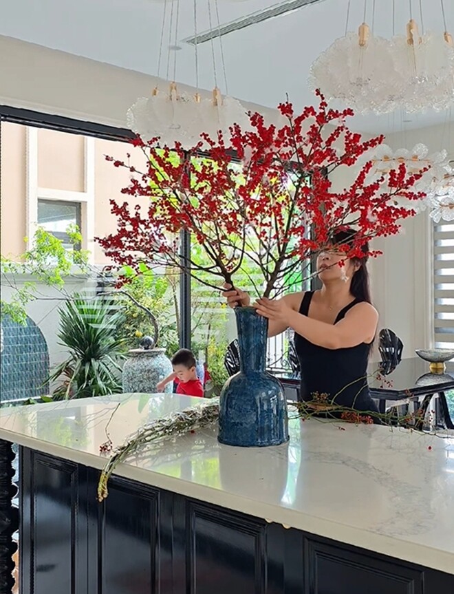 Bình hoa được chăm chút kỹ lưỡng, thêm các chi tiết bông trắng mềm mại tạo điểm nhấn sang trọng cho đảo bếp rộng lớn, làm không gian thêm phần lãng mạn.