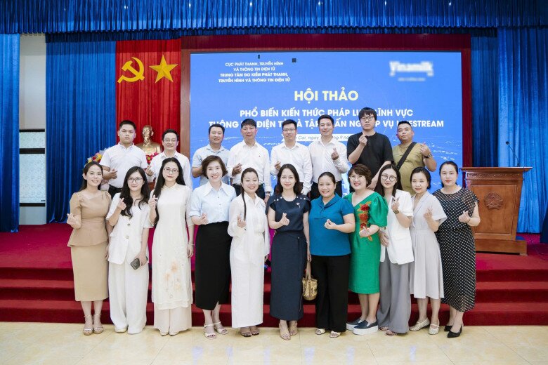 Ban tổ chức và đại diện lãnh đạo đơn vị đồng hành, đơn vị phối hợp tổ chức tại chương trình “Hội thảo phổ biến kiến thức pháp luật lĩnh vực thông tin điện tử và Tập huấn nghiệp vụ livestream”.