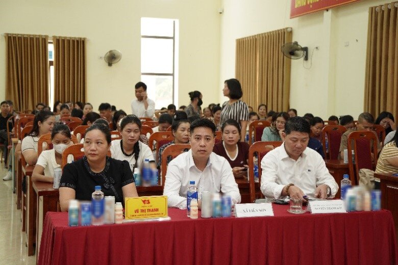 Đại diện Ban tổ chức, các đại biểu và các học viên tham dự Chương trình Hội thảo.