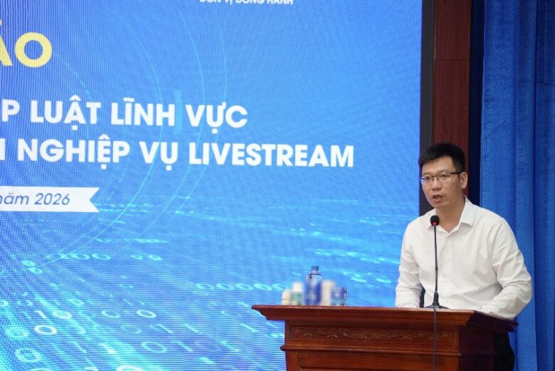 Ông Nguyễn Chấn- Phó Cục trưởng Cục PTTHamp;TTĐT phát biểu tại chương trình Hội thảo.