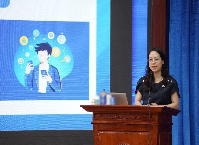 Bà Nguyễn Hương Thủy - Chuyên viên phòng Thông tin điện tử, Cục PTTHamp;TTĐT phổ biến các văn bản Quy phạm pháp luật lĩnh vực Thông tin điện tử (Chuyên đề 1).