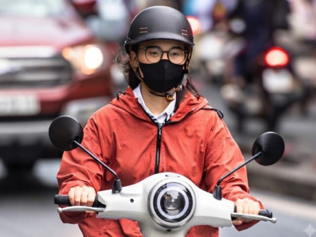 Hà Nội giảm gần 10°C, người dân mặc đồ "trên đông dưới hè" xuống phố