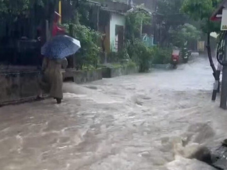 Mưa lớn, nước cuộn chảy như thác ở xã đảo Cù Lao Chàm
