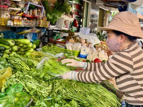 'Bỏng tay' với giá rau sau mưa ngập