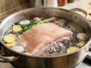 Sức khỏe - Luộc thịt cho vào nước lạnh hay nước sôi để thịt mềm, ngọt và không khô? Tiết lộ thú vị từ đầu bếp