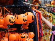 Lifestyle - Phố Hàng Mã rực sắc cam, đen trước thềm Halloween