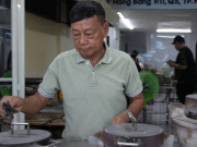 Lifestyle - Quán bánh thủ công 46 năm tuổi ở TPHCM, chủ trộn bột phải xem thời tiết