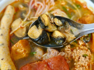 Quán bún riêu ốc 26 năm đông khách trong ngõ Hà Nội, chủ quán tiết lộ bí quyết