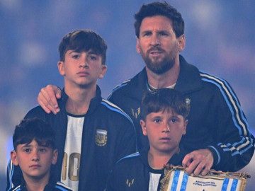 Messi đưa ba con ra sân, bật khóc trong trận cuối cho tuyển Argentina