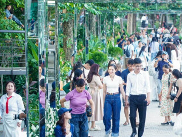 Nườm nượp khách đến Hồ Hoàn Kiếm trải nghiệm cầu dải lụa, khung gương ngày đầu mở cửa