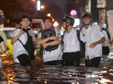 Nhiều trường ở TP HCM cho học sinh về sớm, tránh triều cường
