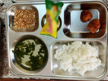 Vụ khay cơm có muối lạc, 2 miếng thịt viên: Công an làm việc với nhà trường