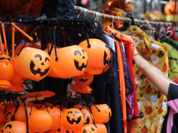 Phố Hàng Mã rực sắc cam, đen trước thềm Halloween