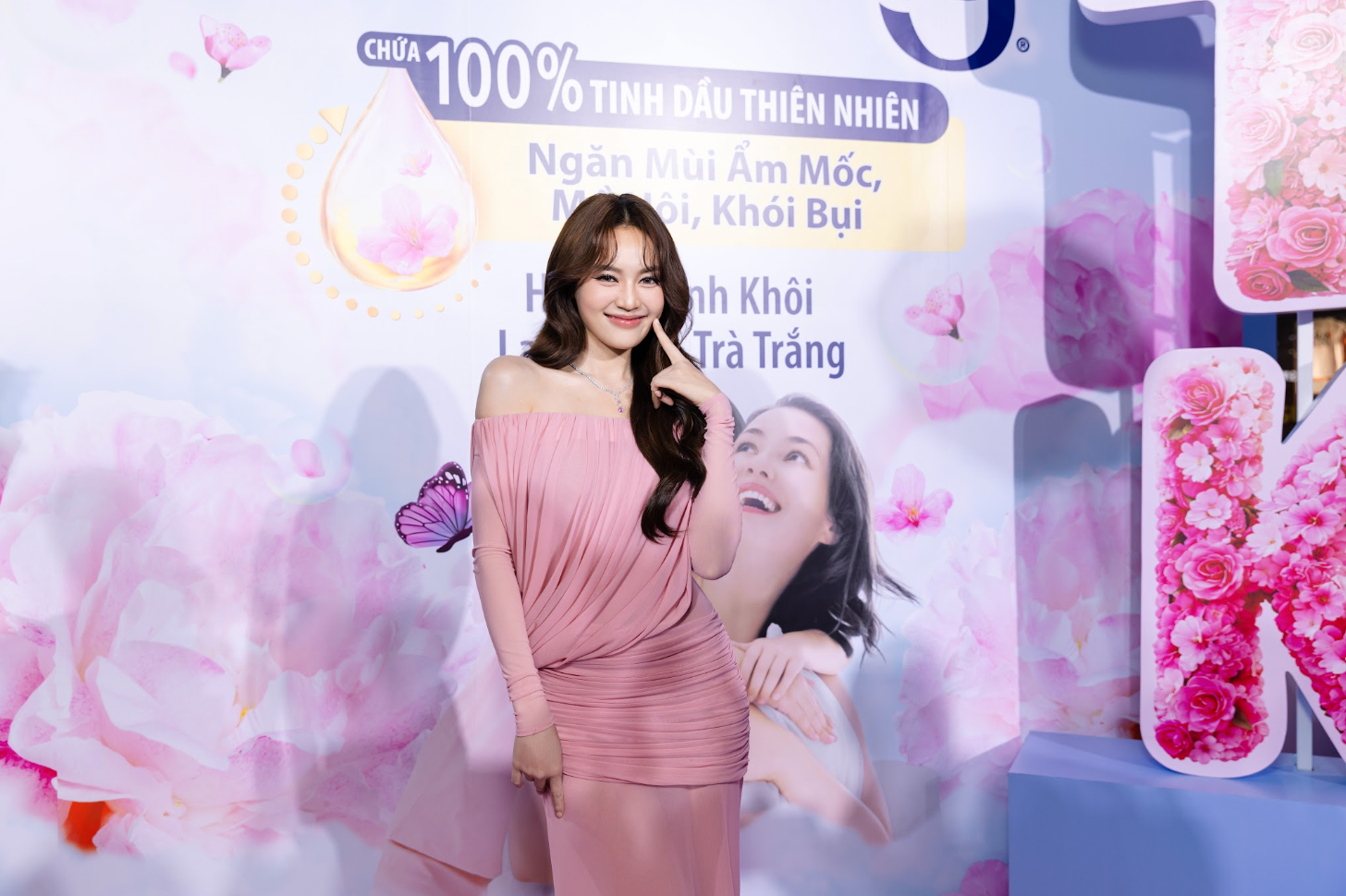 Đại sứ thương hiệu Downy - Ninh Dương Lan Ngọc tại sự kiện Trường học Tinh Khôi