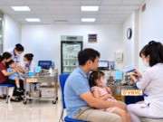 Sức khỏe - VNVC đưa vắc xin tay chân miệng về tận nơi, hơn 100.000 trẻ được tiêm