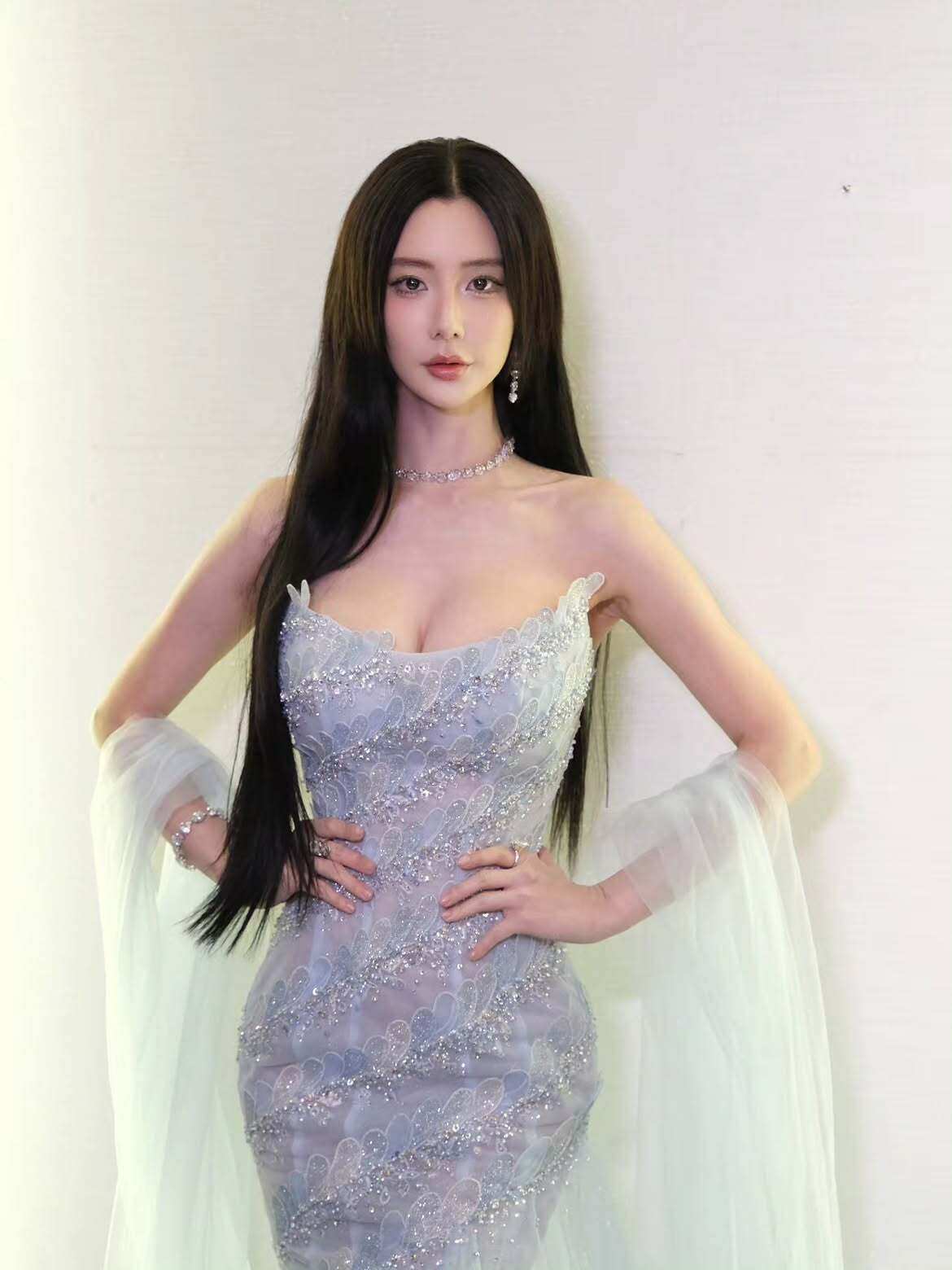 Gu thời trang gợi cảm, khoe dáng nuột nà của Clara Lee.