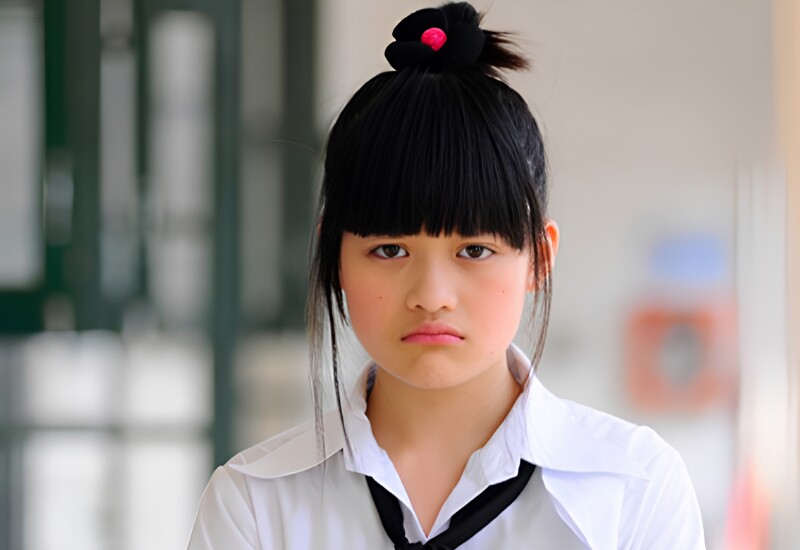 Có một thế hệ từng lớn lên cùng Bộ Tứ 10A8, từng mê mẩn những cô nàng hot girl xuất hiện trên màn ảnh nhỏ. Trong số đó, Phan Linh là cái tên để lại nhiều thương nhớ với vẻ ngoài trong veo, tính cách đáng yêu và lối diễn xuất tự nhiên đến bất ngờ.
