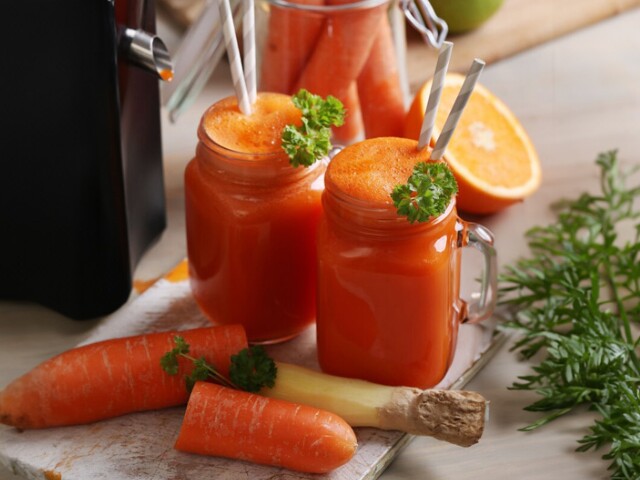 Nước ép cà rốt cung cấp beta-carotene, tiền chất vitamin A hỗ trợ sức khỏe làn da. Thức uống này giúp bổ sung dưỡng chất, góp phần chăm sóc da từ bên trong.