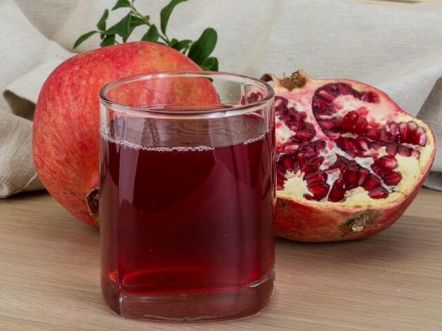 Nước ép lựu chứa polyphenol và anthocyanin có đặc tính chống oxy hóa, góp phần bảo vệ tế bào. Đây là lựa chọn giúp chị em bổ sung dưỡng chất mỗi ngày.
