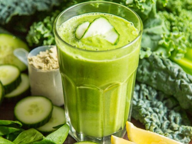 Sinh tố rau xanh cung cấp vitamin, khoáng chất và các hợp chất thực vật có lợi. Kết hợp đa dạng rau củ giúp chị em bổ sung dưỡng chất, hỗ trợ chăm sóc da.