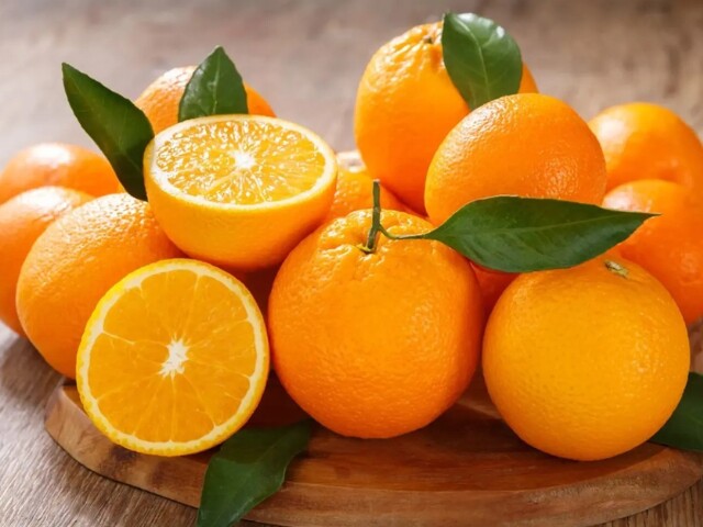 Cam nổi tiếng với hàm lượng vitamin C dồi dào, góp phần hỗ trợ cơ thể sản sinh collagen và chống oxy hóa. Chị em có thể ăn cam tươi hoặc uống nước cam nguyên chất để bổ sung dưỡng chất, giúp chế độ ăn thêm cân bằng.