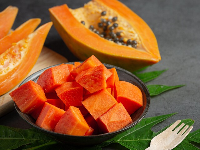 Đu đủ chín cung cấp vitamin C, beta-carotene và chất xơ, góp phần bổ sung dưỡng chất cho cơ thể. Với vị ngọt tự nhiên, mềm dễ ăn, loại quả này phù hợp làm món tráng miệng, giúp thực đơn hằng ngày thêm đa dạng.